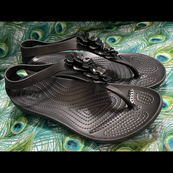 CROCS Shoes - CROCS Women’s Black Serena T Strap Slip On Sandal 3 Flowers Across Top Size 8